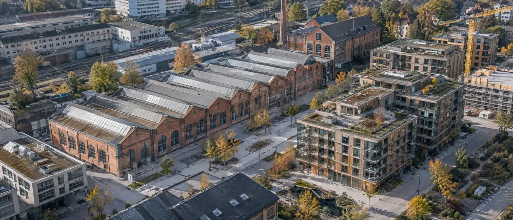 Umgenutztes Industrieareal in Winterthur mit Backsteinhallen und Holzneubauten aus der Luft