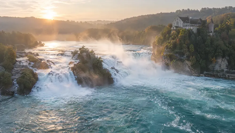 Rheinfall bei Neuhausen mit Schloss Laufen aus der Luft am frühen Morgen